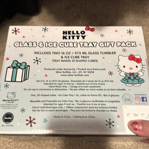 Brand new Hello Kitty Christmas glasses and Ice tray gift pack - Picture 3 of 3